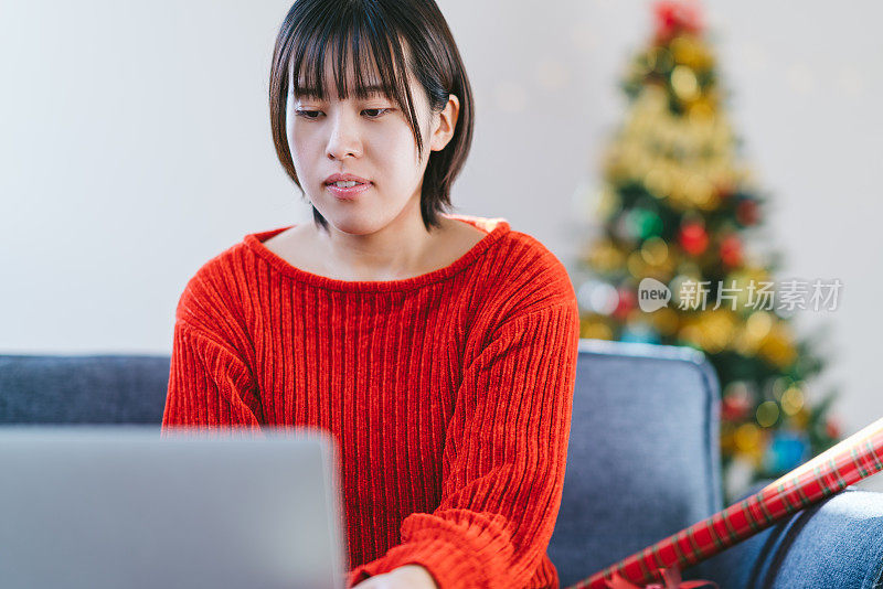 年轻女子在圣诞节网购