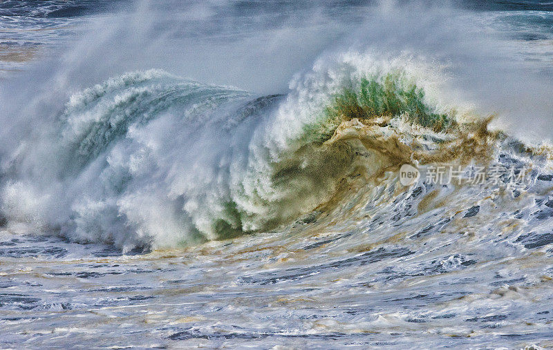 强劲的太平洋海浪在美国加利福尼亚州北部，海洋牧场，泡沫和浪花