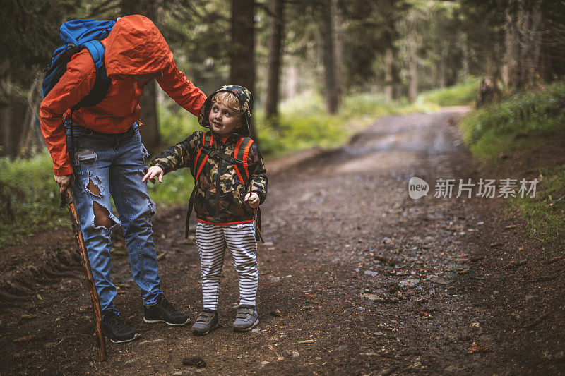 母子在森林里徒步旅行