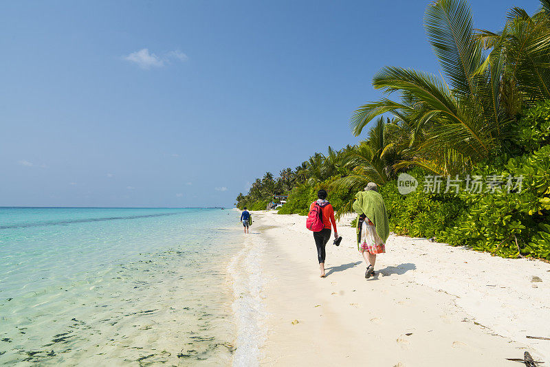 游客们从马尔代夫Kaafu环礁的迪古拉岛的“比基尼海滩”走出来
