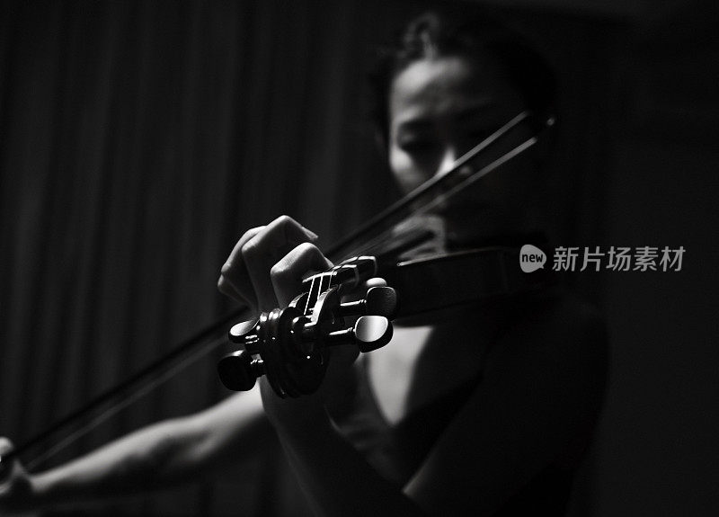 小提琴家演奏音乐-单色特写镜头