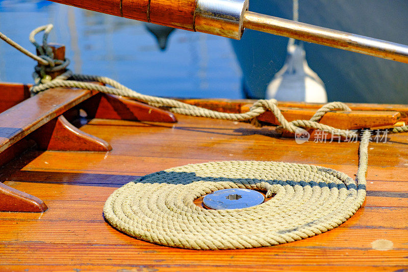 在港口的一艘古典帆船上的一卷系泊绳