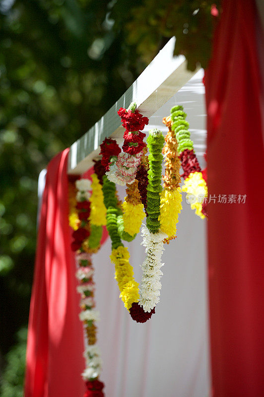 悬挂花托兰装饰在印度印度教婚礼上