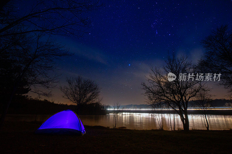 夜空下的露营