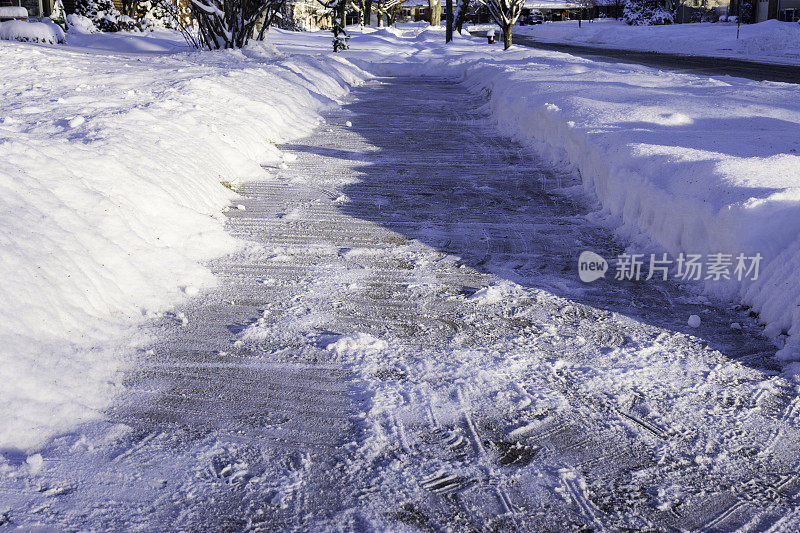 密歇根州冬季暴风雪后清理的人行道