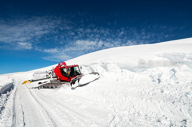 清理滑雪道积雪的雪清理车