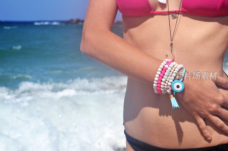 希腊模特在海滩做珠宝广告——夏季服装配饰广告