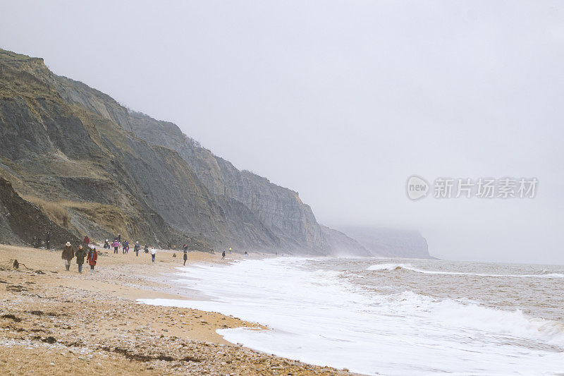 海滩上散步