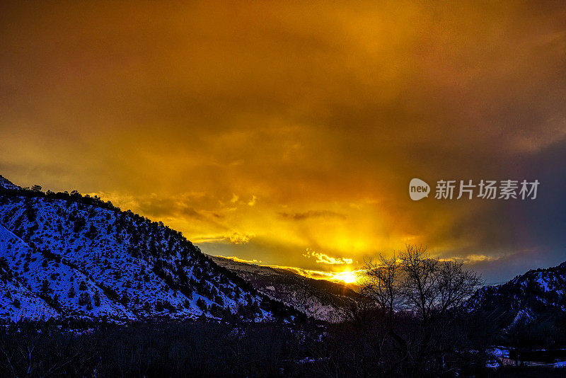 山丘陵冬季日落景观