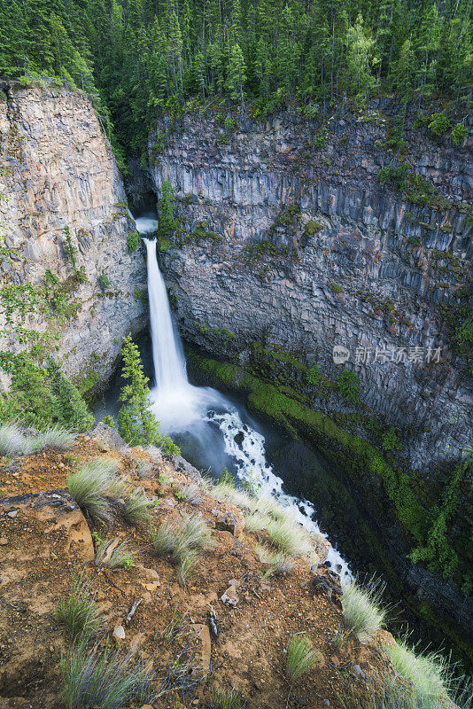 在加拿大不列颠哥伦比亚省的落基山脉的威尔斯格雷省公园，长时间曝光的斯帕瓦特河瀑布