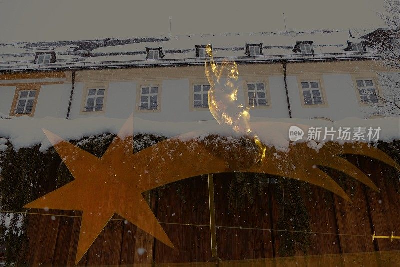CC-圣诞市场修道院Ettal，巴伐利亚-木亭与冷杉树枝，星星和天使