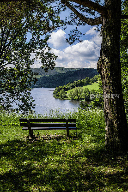 长凳上可以看到Obersee(上鲁西)，这是一个位于Einruhr和Rurberg镇之间的水库湖，位于德国亚琛“城市区域”的Simmerath区