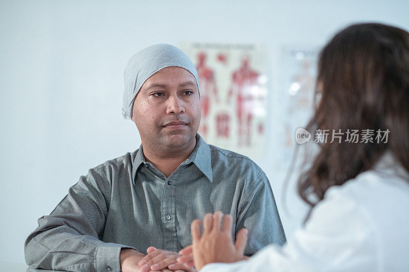 男性癌症患者咨询女性医疗专业人员