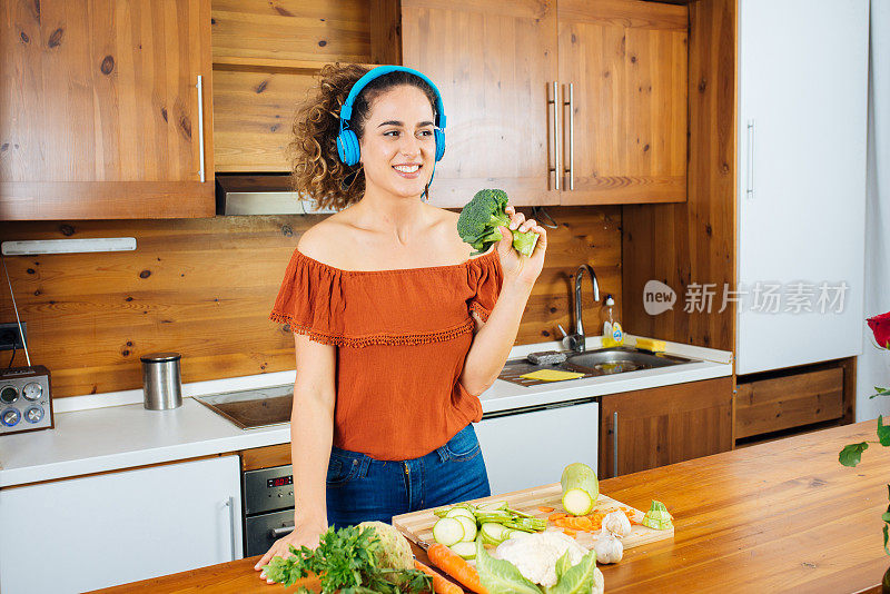 厨房里戴耳机的美女