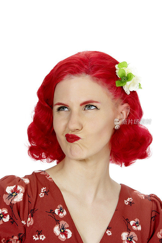 年轻女子的肖像，穿着红色的复古服饰怀疑，红头发，大头照