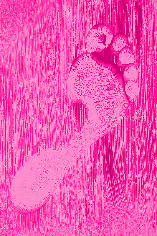 粉红色油漆上的脚印