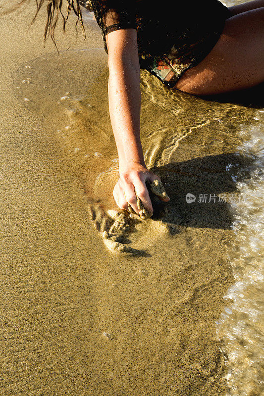 年轻漂亮的热辣性感的女人在热带岛屿在夏天的海边