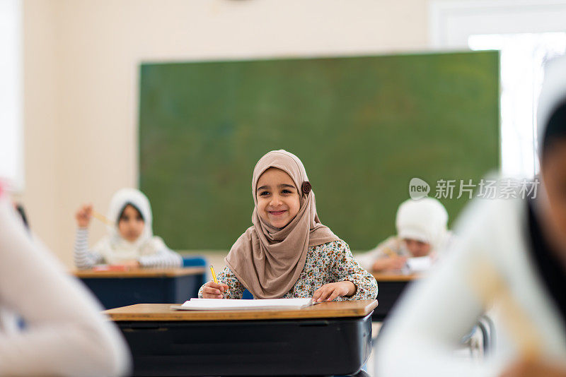 微笑的穆斯林女孩书写