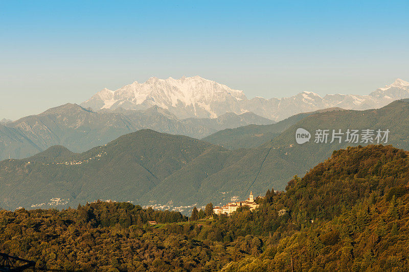 日落时的山景