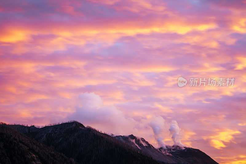 在帕克普马林Chaiten火山上粉红色的晚霞