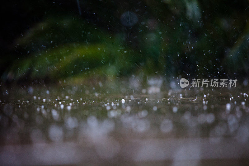 跳跃的雨和冰雹