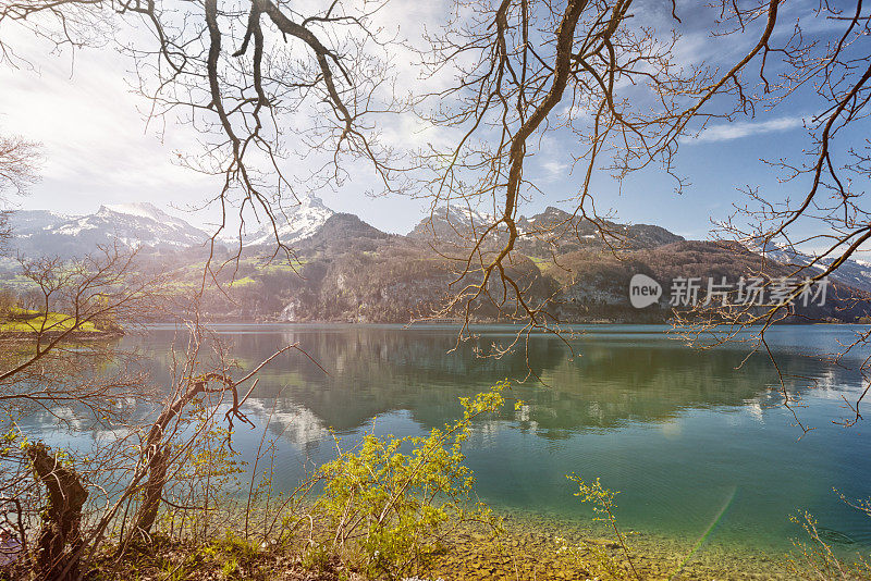 瓦伦斯湖，水面上有山的倒影