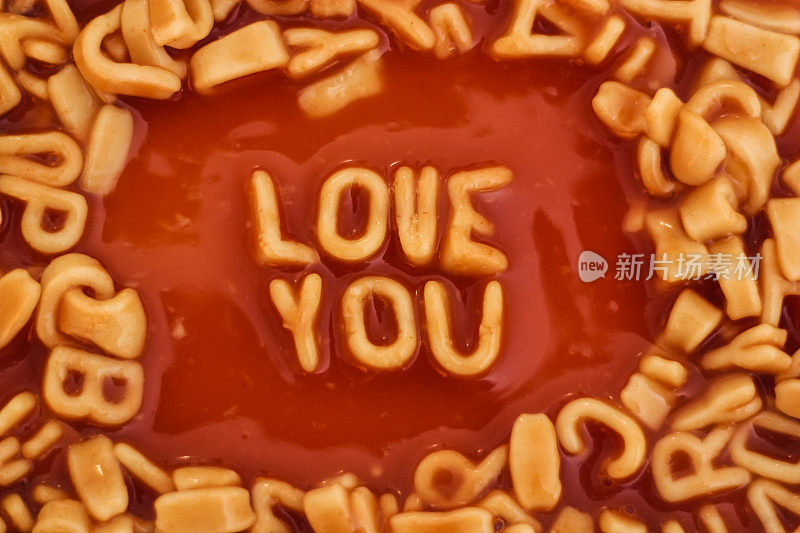 “爱你”这个词是用意大利面的字母形状拼出来的
