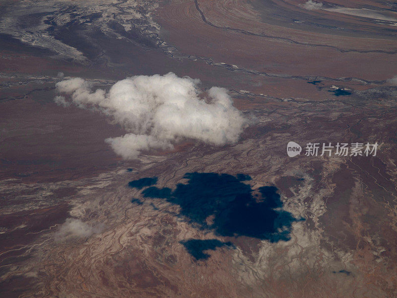 伊朗沙漠地形从空中几乎没有云