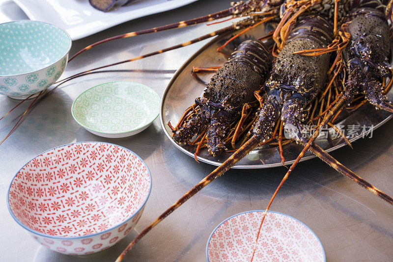 克罗地亚Mljet餐厅的盘子里有三只活龙虾
