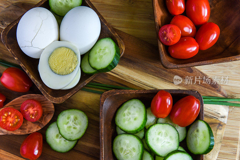 素食早餐，煮鸡蛋和新鲜蔬菜-黄瓜，西红柿