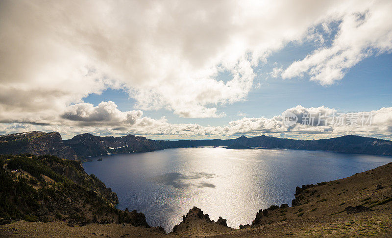 火山口湖的全景被傍晚的太阳照亮