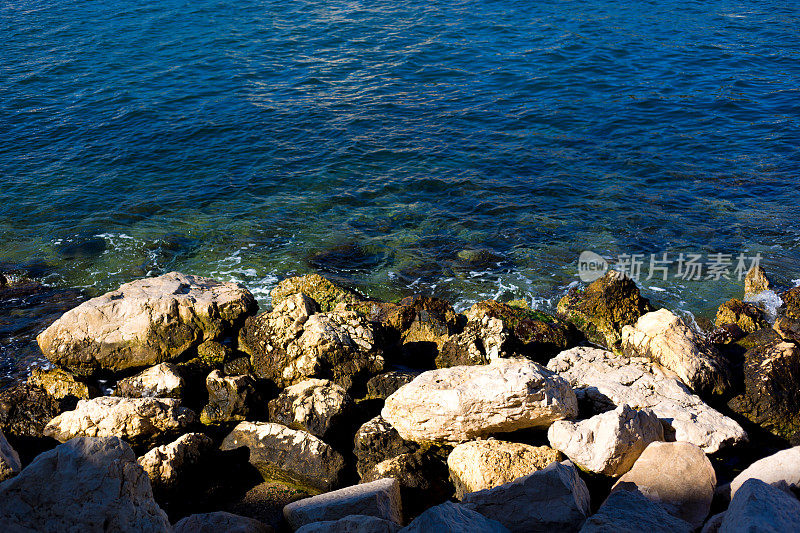 阳光照耀的落基海岸在法国里维埃拉，特写，复制空间