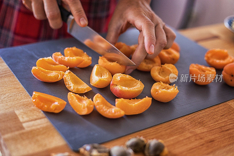 杏馨香果挞准备，将新鲜杏切成片，特写
