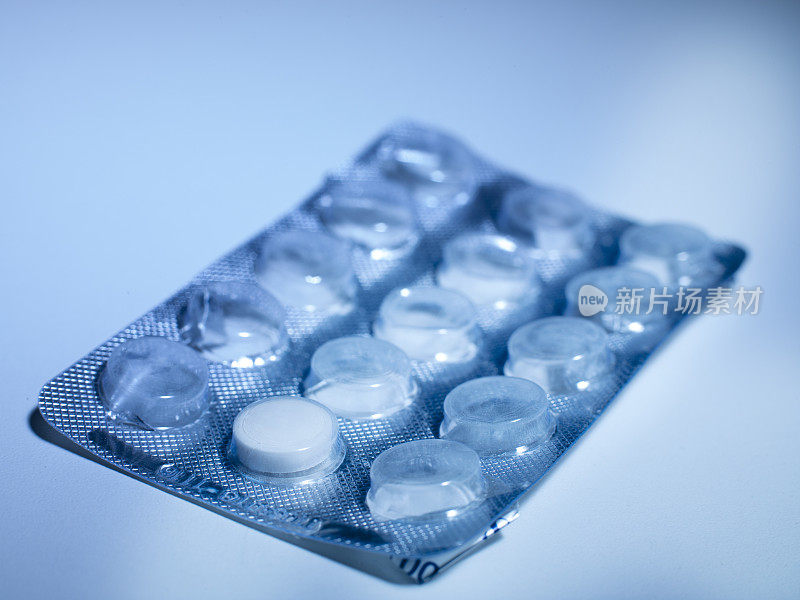 一堆白色的药片塑料包装药丸