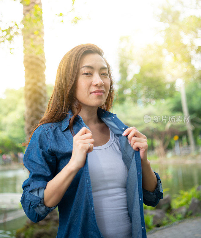 自信的女人摆姿势早上在公园放松