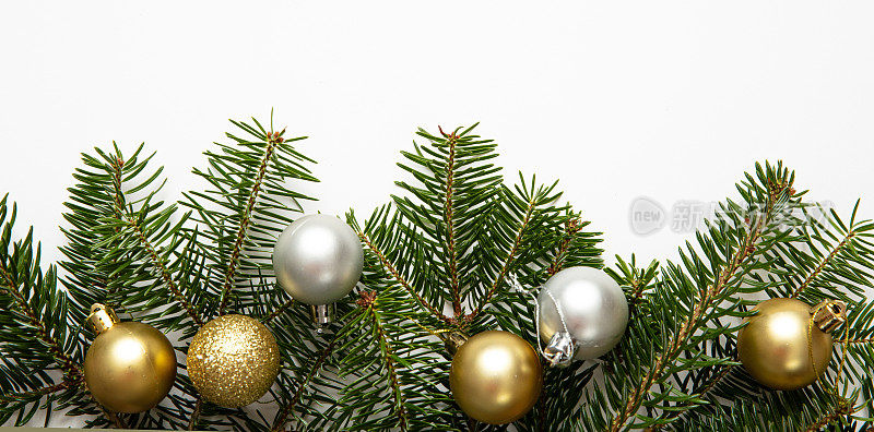 冷杉小枝和圣诞装饰物，白色的背景