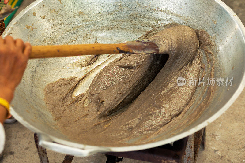 煮泰国香蕉酥饼的过程