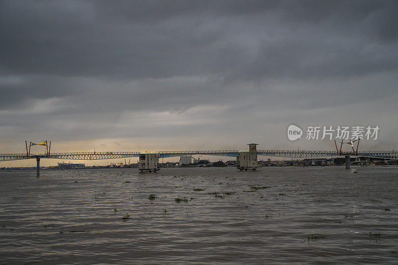 从海滨俯瞰瓜亚基尔的壮观天空