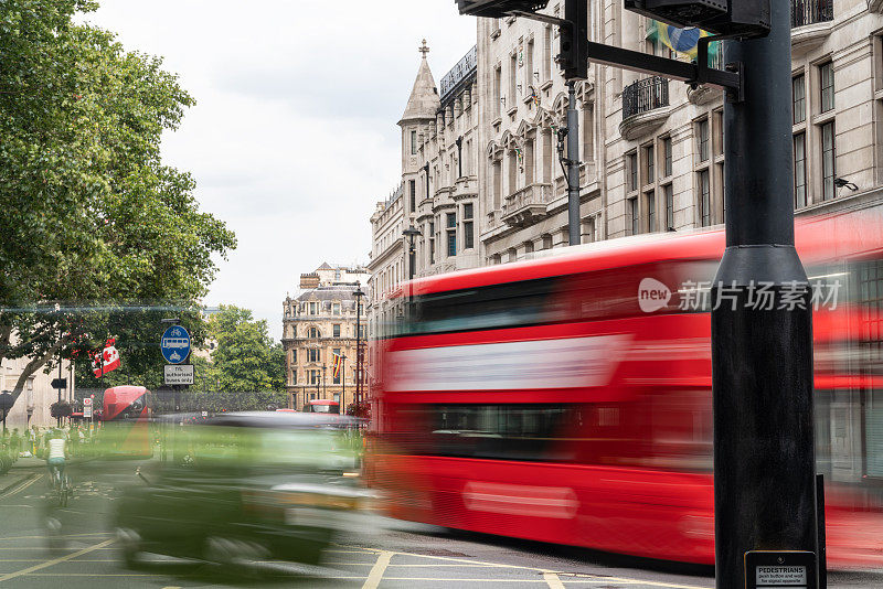 英国伦敦街头的红色双层巴士白天曝光照片