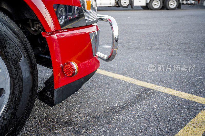 大型钻机半挂车的车轮、保险杠、前照灯和侧灯，安装在卡车停车场上