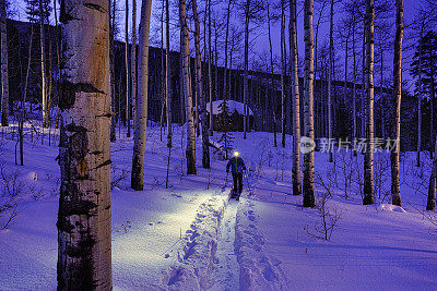 带头灯的夜间滑雪旅游