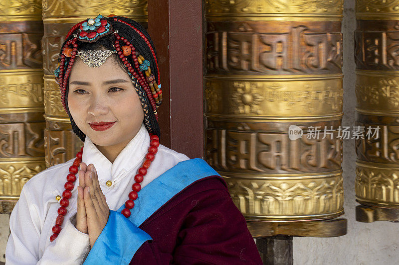 6月27日，中国西藏拉萨城关区，美丽的化妆少女身着藏族传统服饰，佩戴藏族传统珠宝