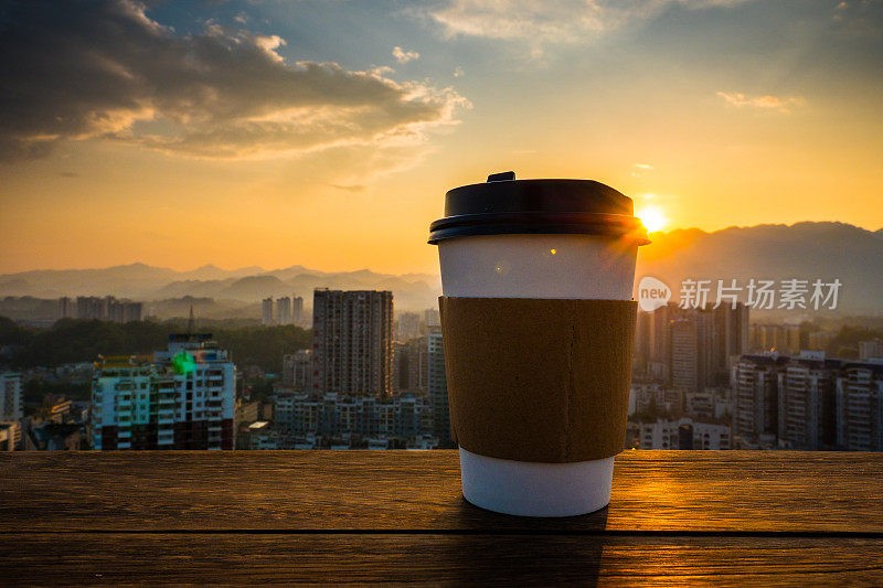 桌上的咖啡和城市的夕阳