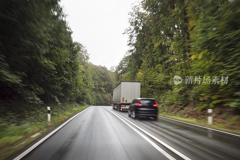 在乡村道路上开车，运动模糊