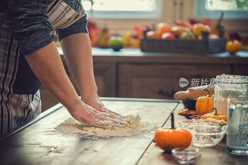 在家为节日准备南瓜派的女人