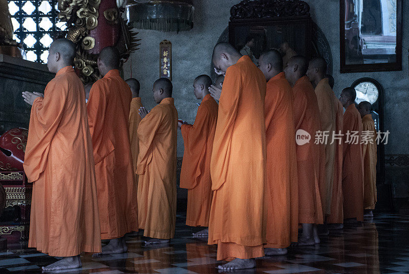 在博曼呼纳拉姆寺内祈祷佛教崇拜的中国僧人。