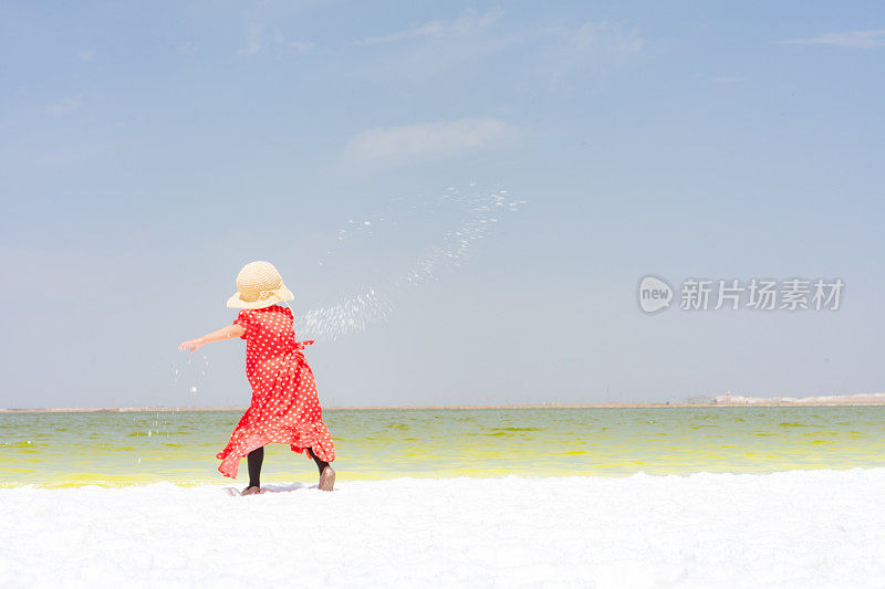 一个小女孩在湖边玩耍