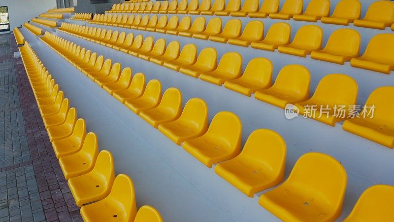 体育场里空荡荡的黄色座位