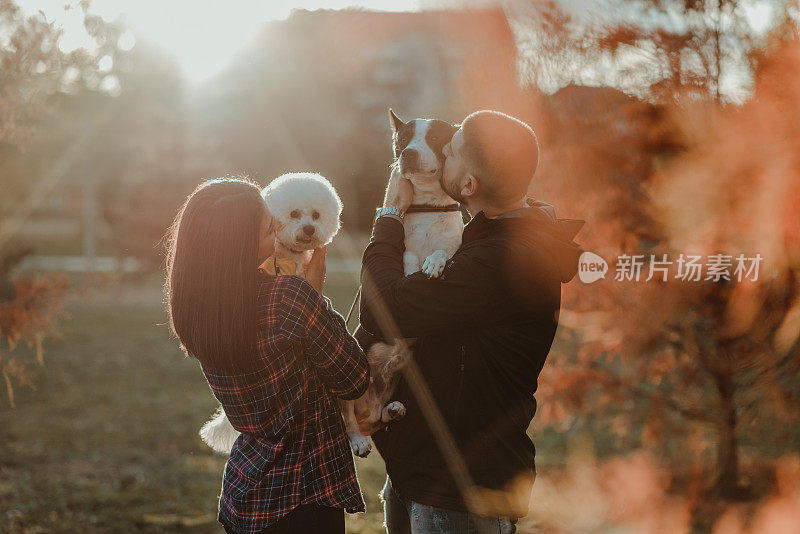 年轻夫妇和他们的宠物