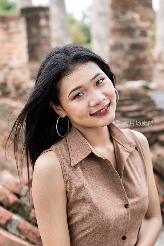 微笑的泰国女孩肖像